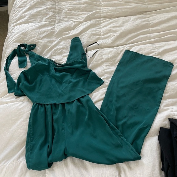 Lulu’s Emerald Green One Shoulder Jumpsuit | XS - Picture 10 of 11